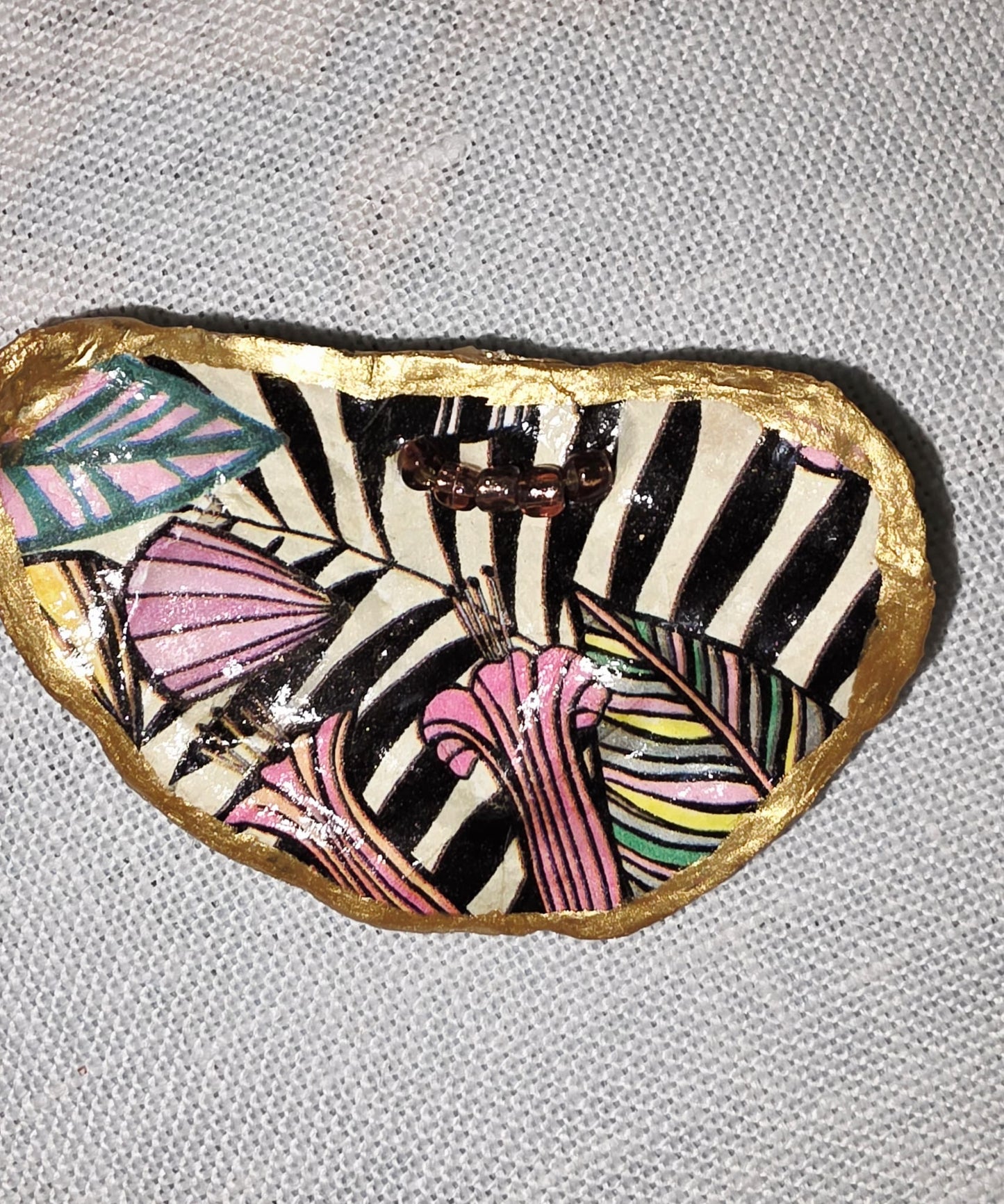 Broches artesanales con conchas de ostiones con decoupage