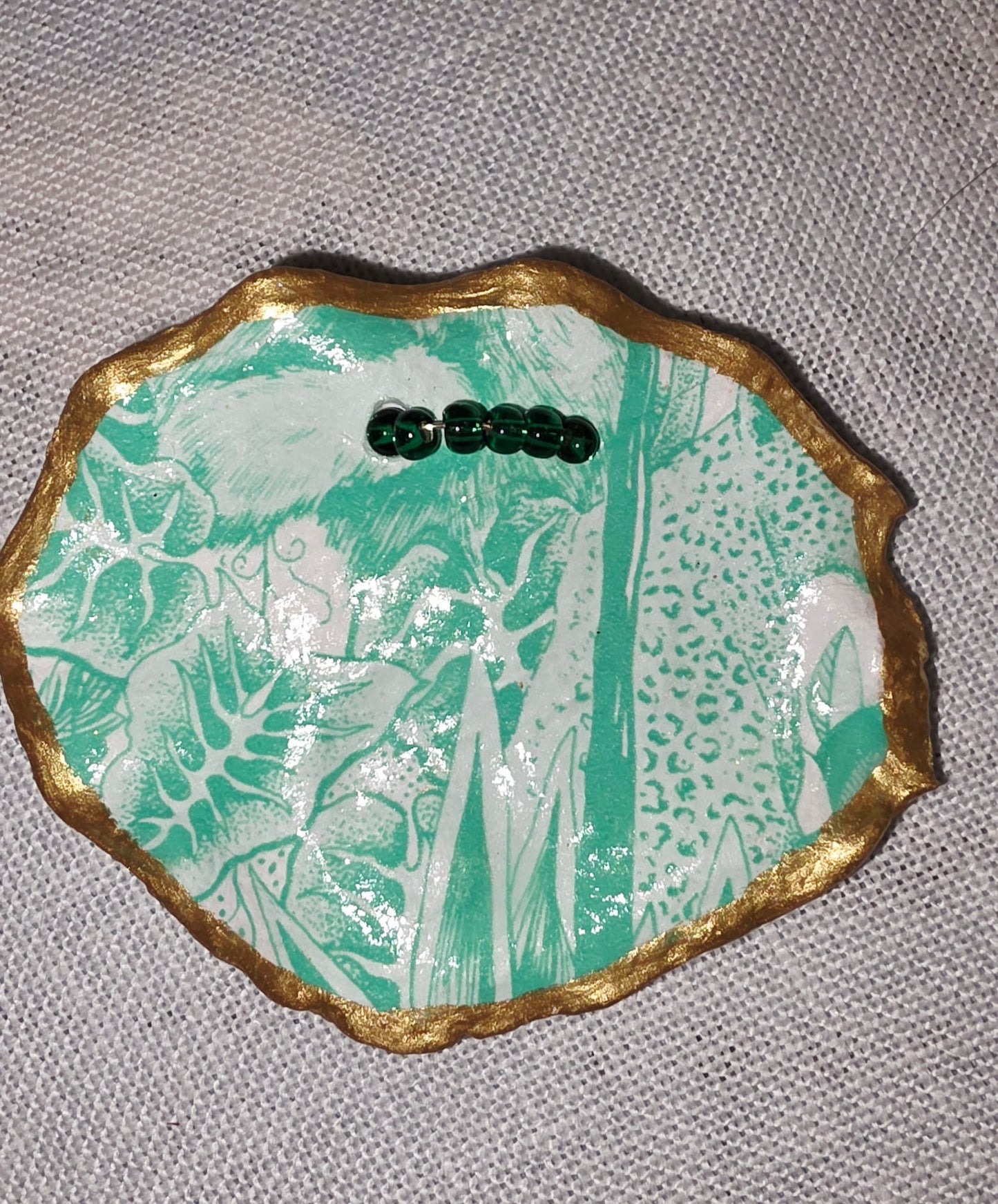Broches artesanales con conchas de ostiones con decoupage