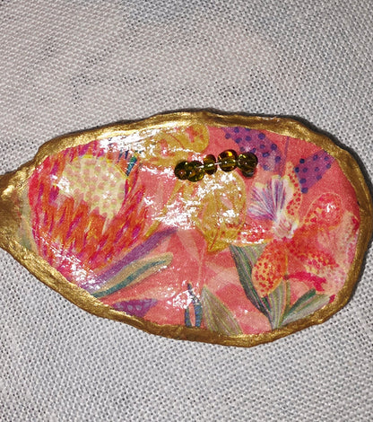 Broches artesanales con conchas de ostiones con decoupage