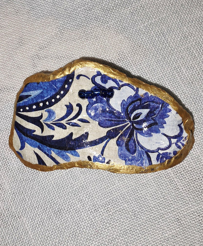 Broches artesanales con conchas de ostiones con decoupage