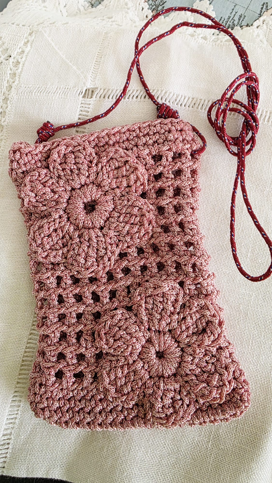 Bolso de ganchillo portamóvil