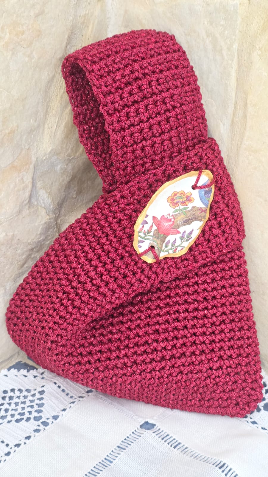 Bolso de ganchillo burdeos hecho a mano con hilo reciclado y concha decorativa estilo boho.