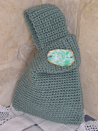 Bolso de ganchillo color menta artesanal con hilo reciclado y concha decorativa estilo boho