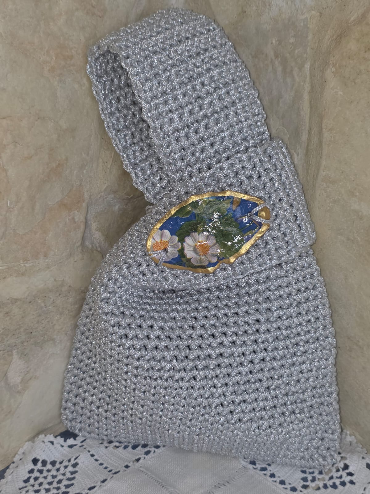 Bolos de ganchillo color plata hecho a mano con hilo reciclado y concha decorativa elegante.