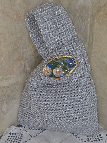 Bolos de ganchillo color plata hecho a mano con hilo reciclado y concha decorativa elegante.