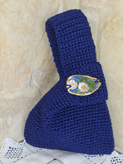 Bolso de ganchillo azulón artesanal con hilo reciclado y concha decorativa estilo veraniego.