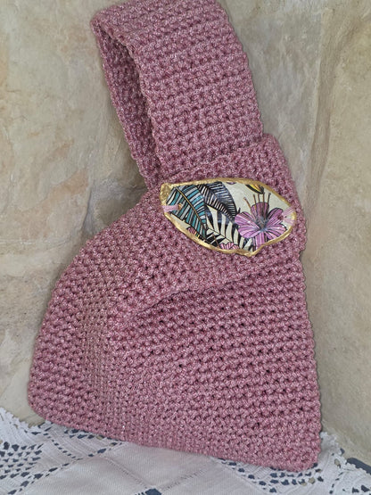 Bolso de ganchillo rosa hecho a mano con hilo reciclado y concha decorativa estilo boho chic