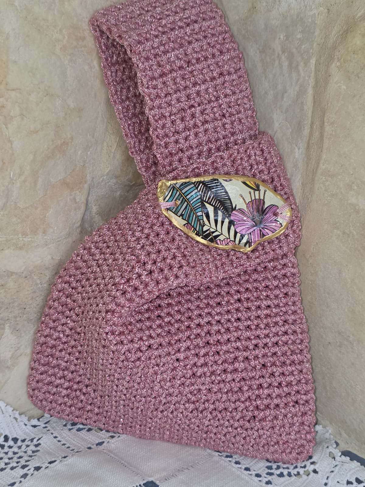 Bolso de ganchillo rosa hecho a mano con hilo reciclado y concha decorativa estilo boho chic