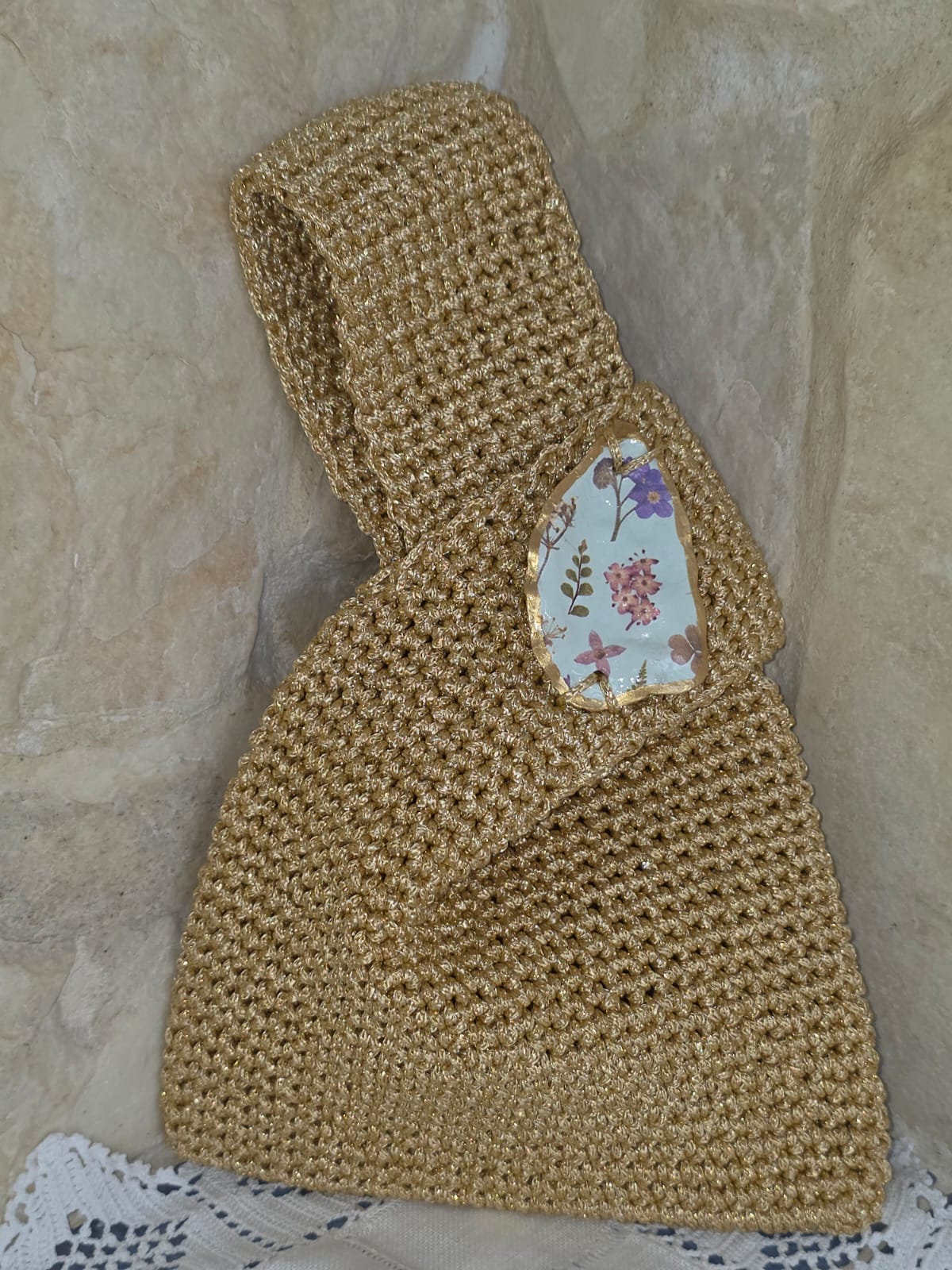 Bolso de ganchillo dorado hecho a mano con hilo reciclado y concha decorativo estilo boho chic