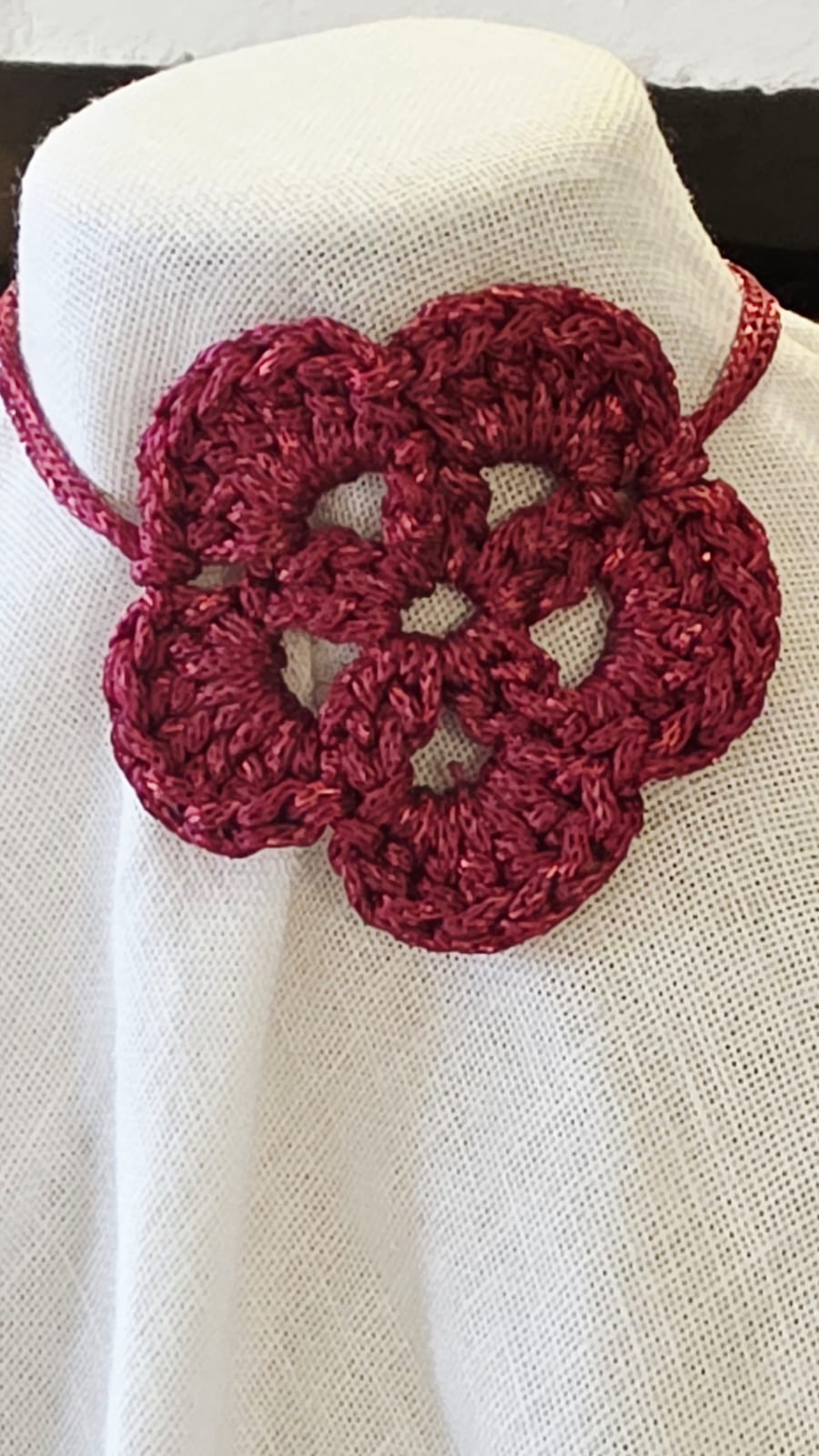 Choker de crochet color burdeos con flor lateral hecho a mano en modelo elegante con hilo reciclado procedente de pálsticos