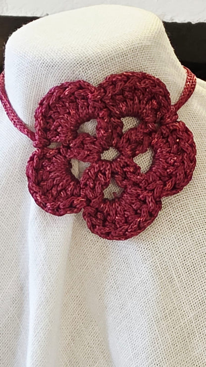 Choker de crochet color burdeos con flor lateral hecho a mano en modelo elegante con hilo reciclado procedente de pálsticos
