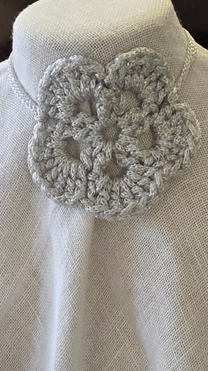Choker de crochet color plata con flor lateral hecho a mano en modelo elegante con hilo reciclado procedente de plásticos
