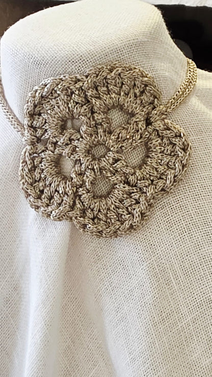 Choker de crochet color champan con flor lateral hecho a mano en modelo elegante con hilo reciclado procedente de plásticos