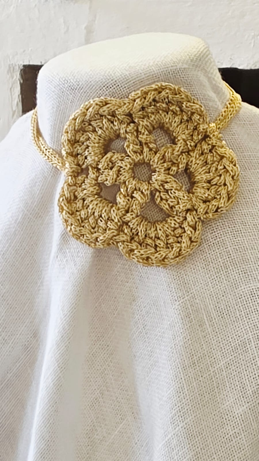 Choker de crochet color oro con flor lateral hecho a mano en modelo elegante con hilo reciclado procedente de plásticos