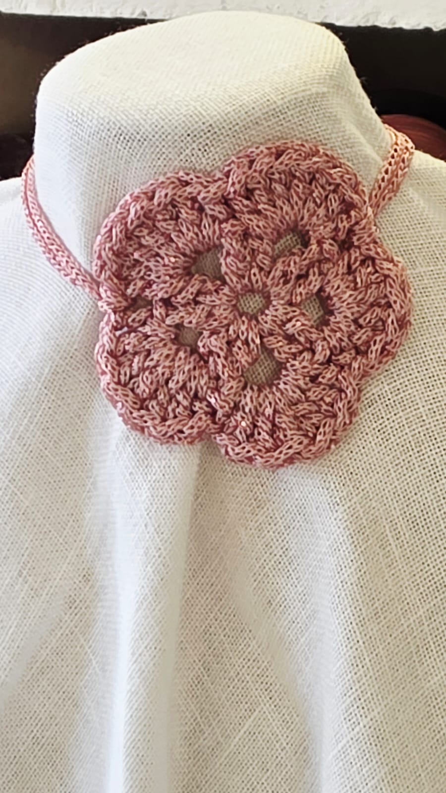 Choker de crochet color rosa con flor lateral hecho a mano en modelo elegante con hilo reciclado procedente de plásticos