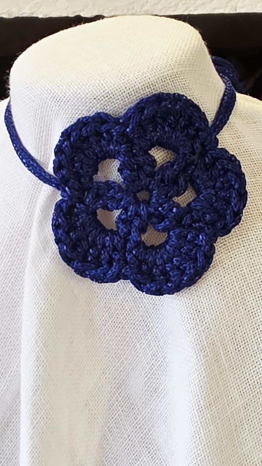 Choker de crochet azulón negro con flor lateral hecho a mano en modelo elegante con hilo reciclado procedente de plásticos