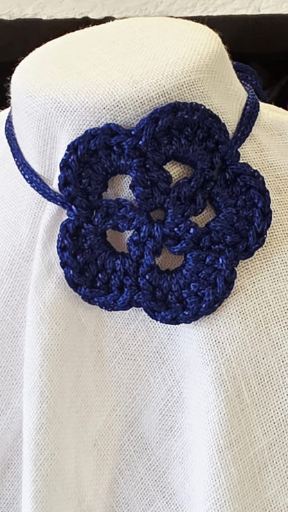 Choker de crochet azulón negro con flor lateral hecho a mano en modelo elegante con hilo reciclado procedente de plásticos