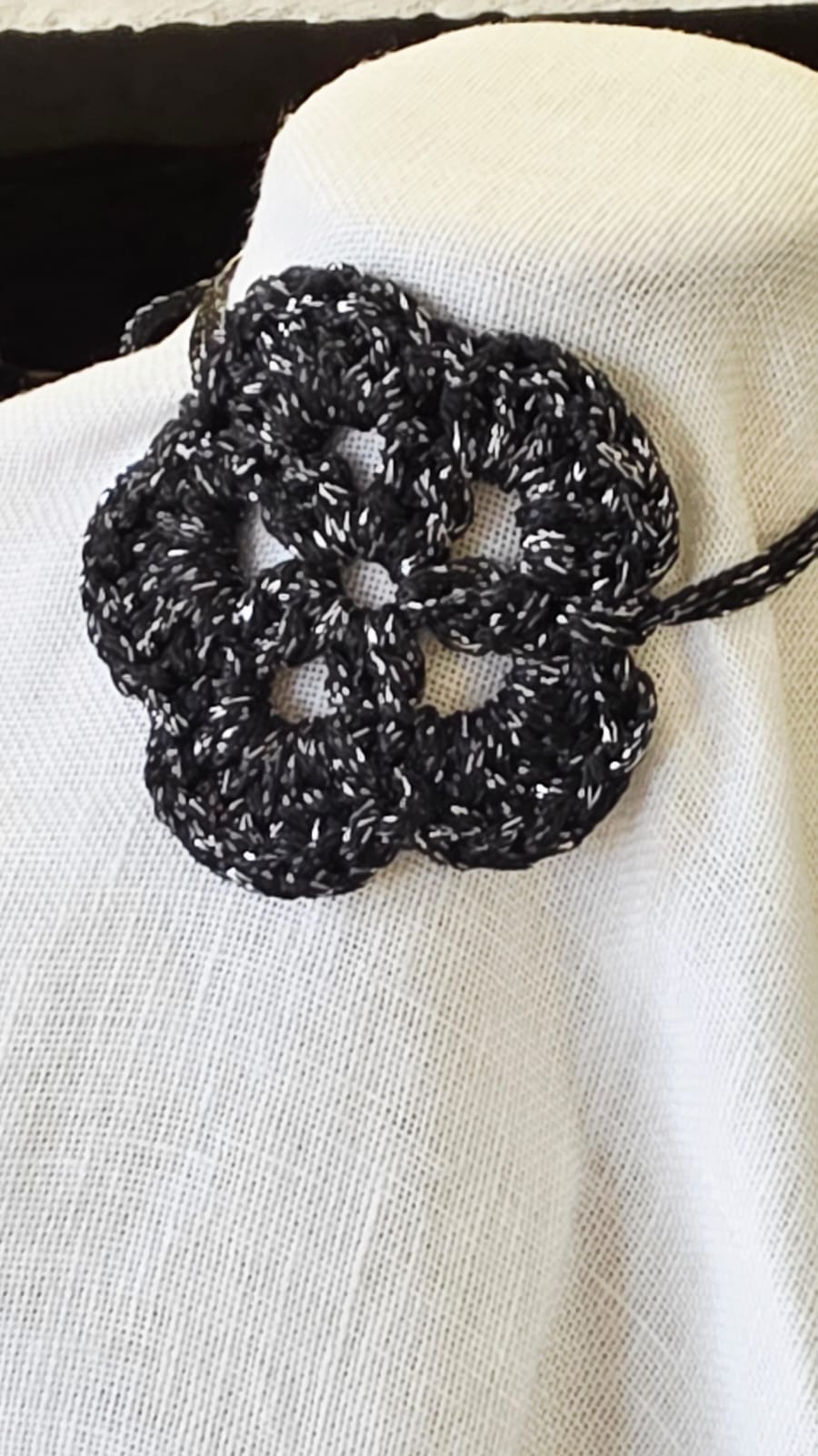 Choker de crochet color negro con flor lateral hecho a mano en modelo elegante con hilo reciclado procedente de plásticos