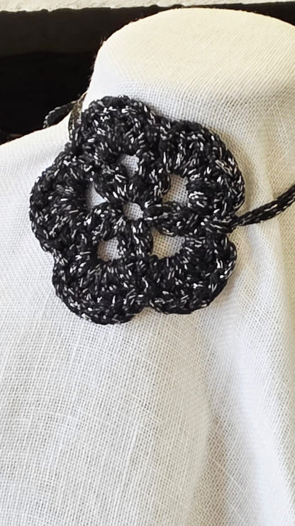Choker de crochet color negro con flor lateral hecho a mano en modelo elegante con hilo reciclado procedente de plásticos
