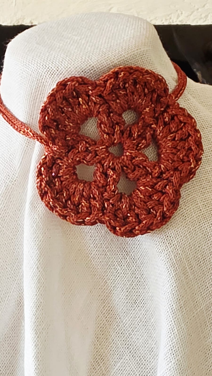 Choker de crochet teja con flor lateral hecho a mano en modelo elegante con hilo reciclado procedente de plásticos