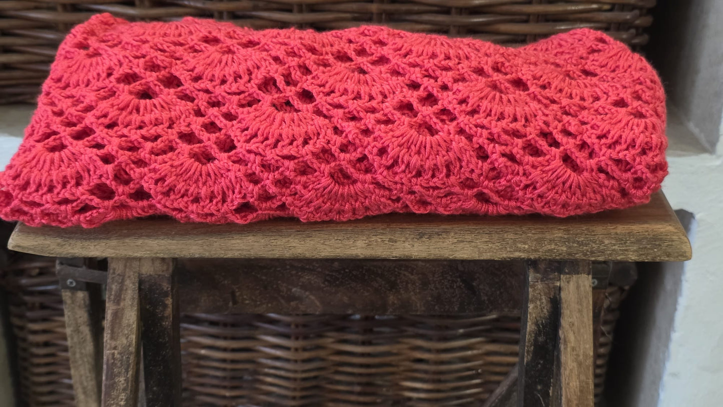 Chal de hilo color fucsia con pompones, hecho  a mano, ligero y elegante, ideal para complementar looks de verano y ocasiones especiales