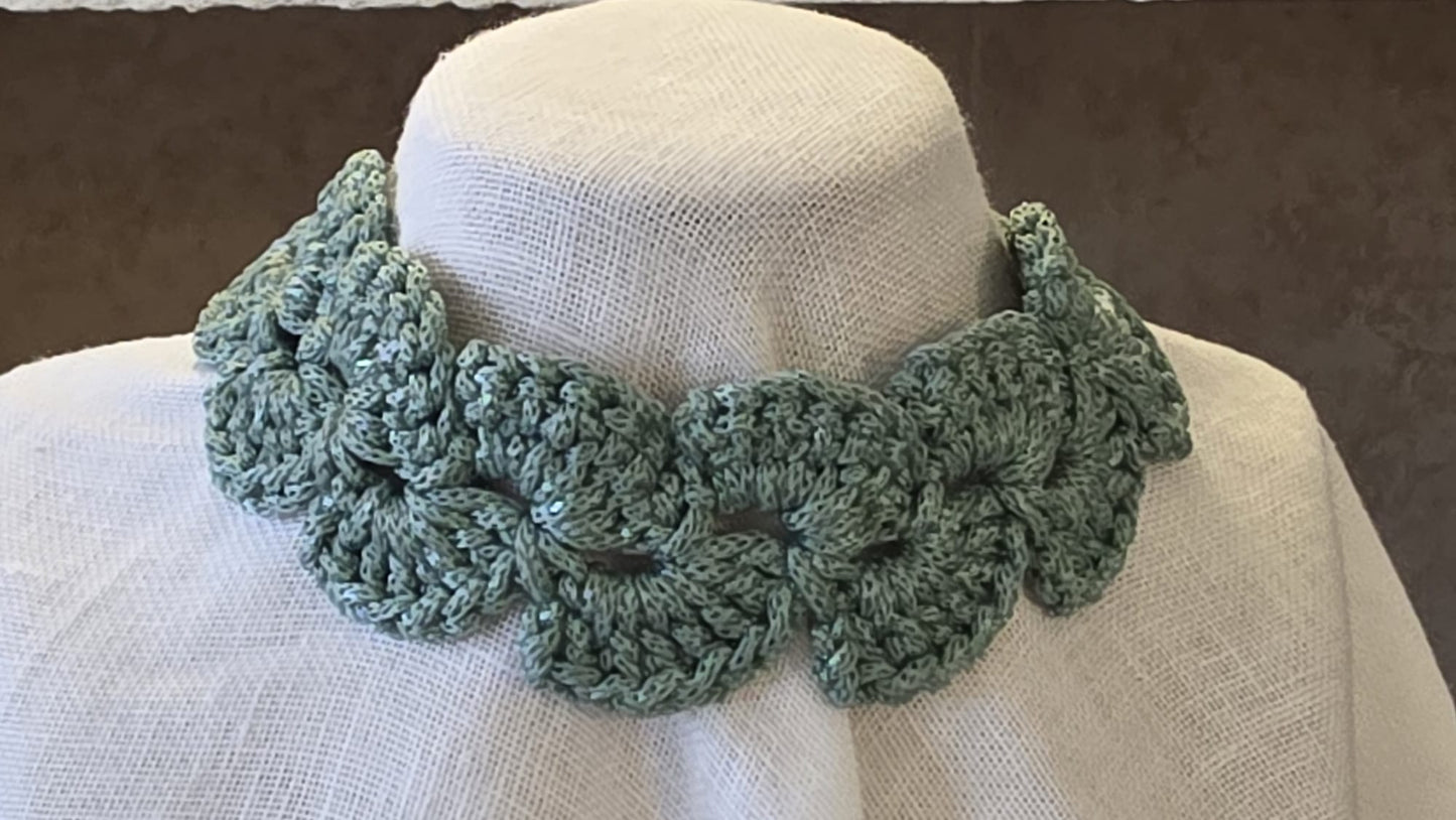 Choker artesanal en hilo lurex reciclado color menta, collar hecho a mano con textura floral y acabado brillante sostenible