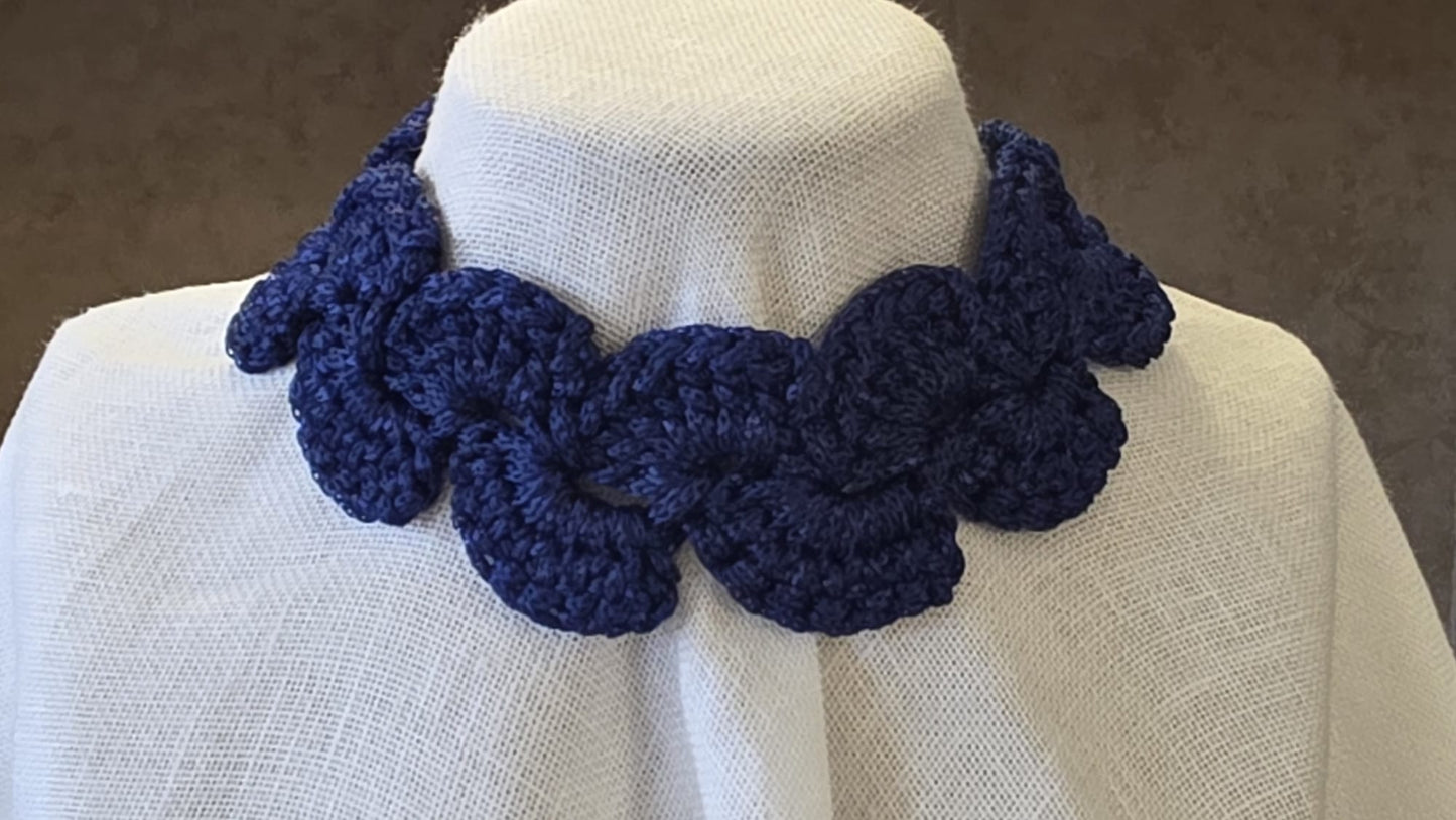 Choker artesanal en hilo lurex reciclado color  azulón, collar hecho a mano con textura floral y acabado brillante sostenible