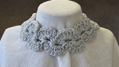 Choker artesanal en hilo lurex reciclado color plata, collar hecho a mano con textura floral y acabado brillante sostenible