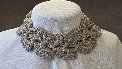 Choker artesanal en hilo lurex reciclado color champan, collar hecho a mano con textura floral y acabado brillante sostenible