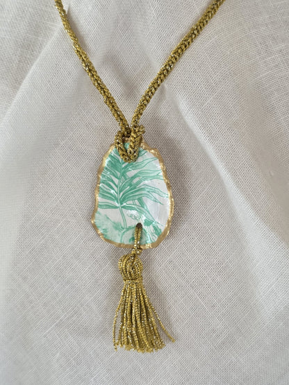 Collar artesanal con concha de ostión decorada con papel de arroz, cordón de ganchillo con hilo metalizado, pieza única inspirada en el Carvaval de Cádiz