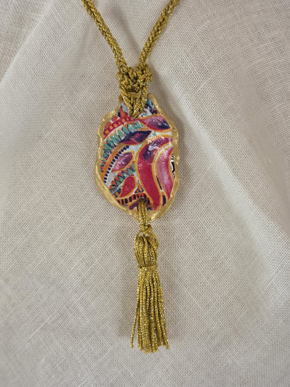 Collar artesanal con concha de ostión decorada con papel de arroz, cordón de ganchillo con hilo metalizado, pieza única inspirada en el Carvaval de Cádiz