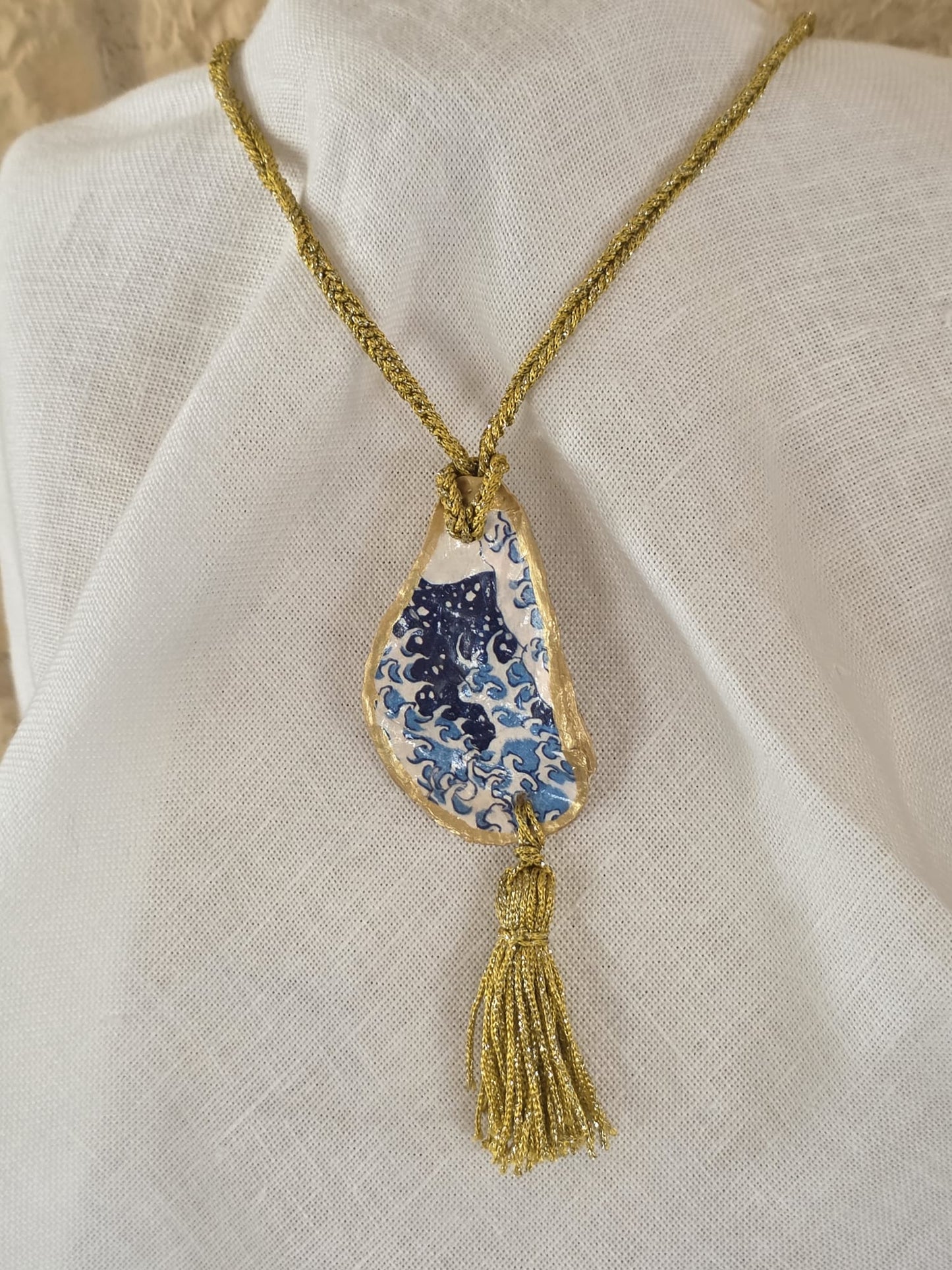 Collar artesanal con concha de ostión decorada con papel de arroz, cordón de ganchillo con hilo metalizado, pieza única inspirada en el Carvaval de Cádiz
