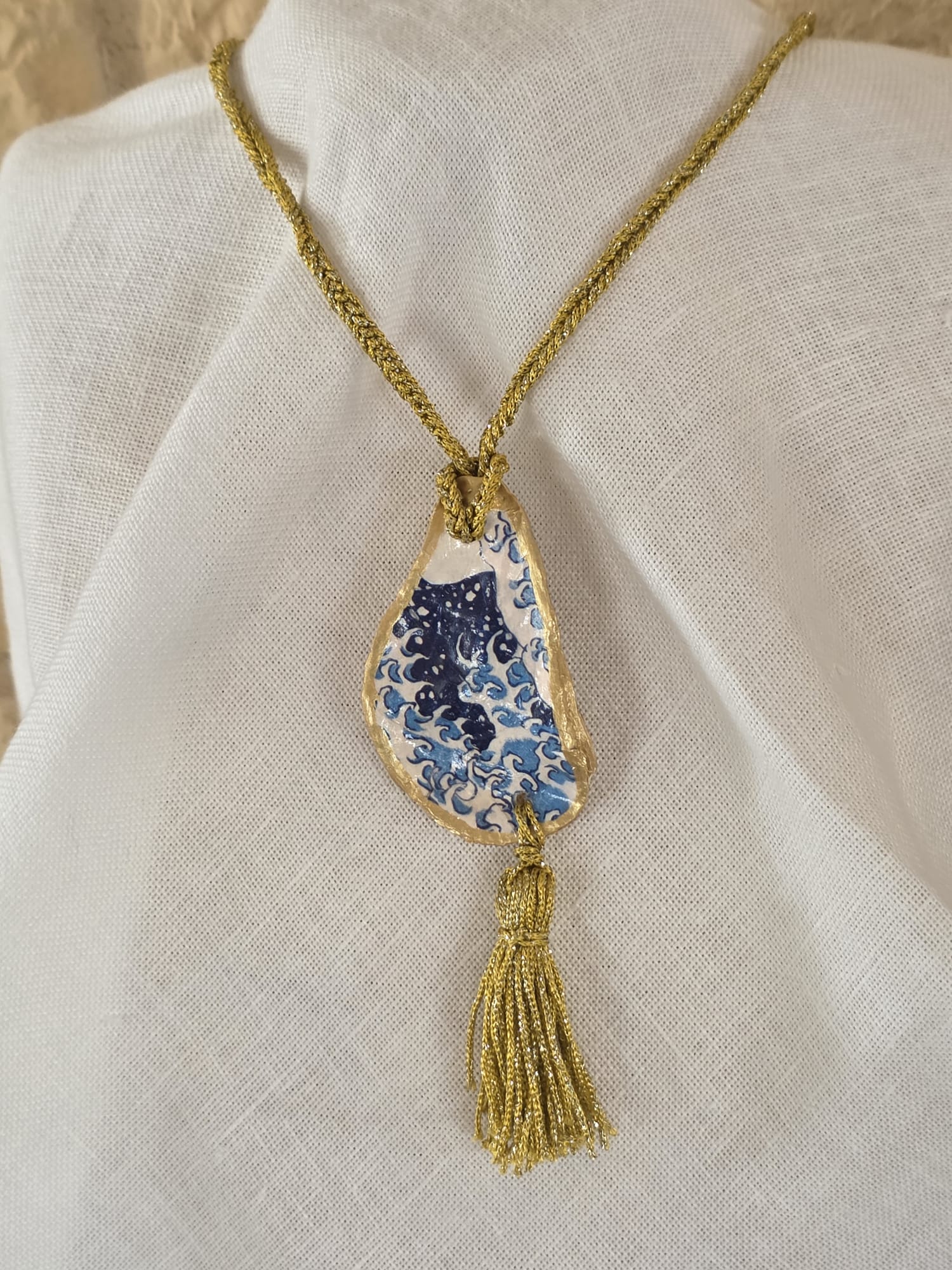 Collar artesanal con concha de ostión decorada con papel de arroz, cordón de ganchillo con hilo metalizado, pieza única inspirada en el Carvaval de Cádiz