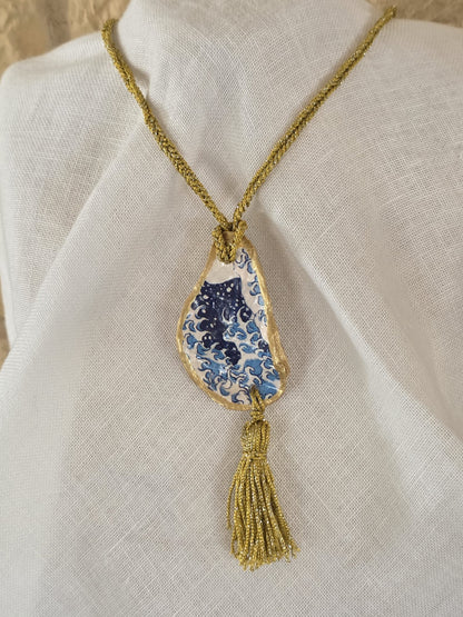 Collar artesanal con concha de ostión decorada con papel de arroz, cordón de ganchillo con hilo metalizado, pieza única inspirada en el Carvaval de Cádiz