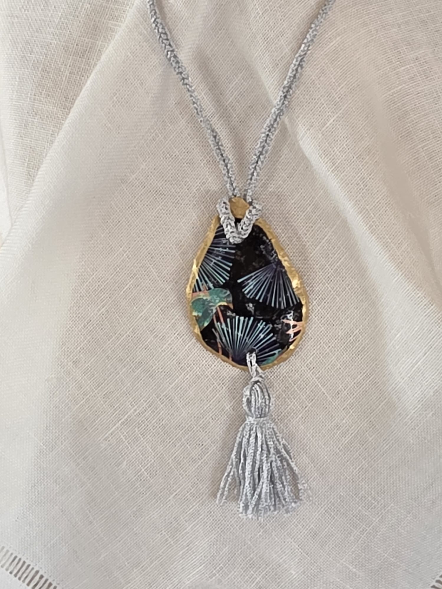Collar artesanal con concha de ostión decorada con papel de arroz, cordón de ganchillo con hilo metalizado, pieza única inspirada en el Carvaval de Cádiz