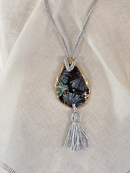 Collar artesanal con concha de ostión decorada con papel de arroz, cordón de ganchillo con hilo metalizado, pieza única inspirada en el Carvaval de Cádiz
