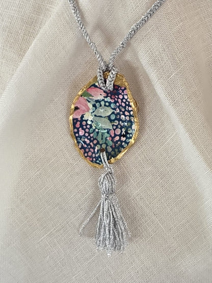 Collar artesanal con concha de ostión decorada con papel de arroz, cordón de ganchillo con hilo metalizado, pieza única inspirada en el Carvaval de Cádiz