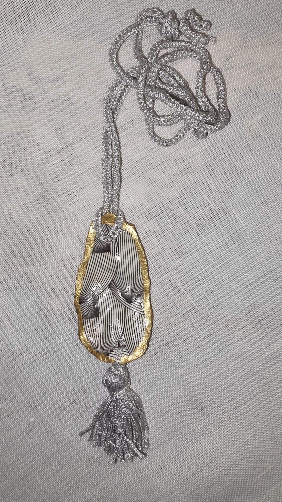 Collar artesanal con concha de ostión decorada con papel de arroz, cordón de ganchillo con hilo metalizado, pieza única inspirada en el Carvaval de Cádiz