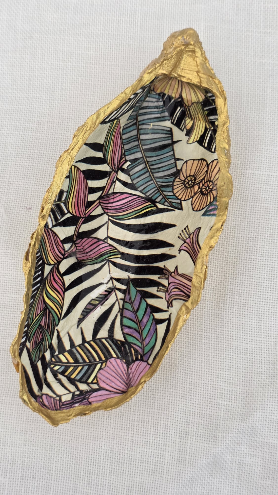 Vaciabolsillos artesanal hecho con concha de ostión decorada con 
decoupage. Ideal para decorar sobre mueble y dejar llaves, monedas, joyas...