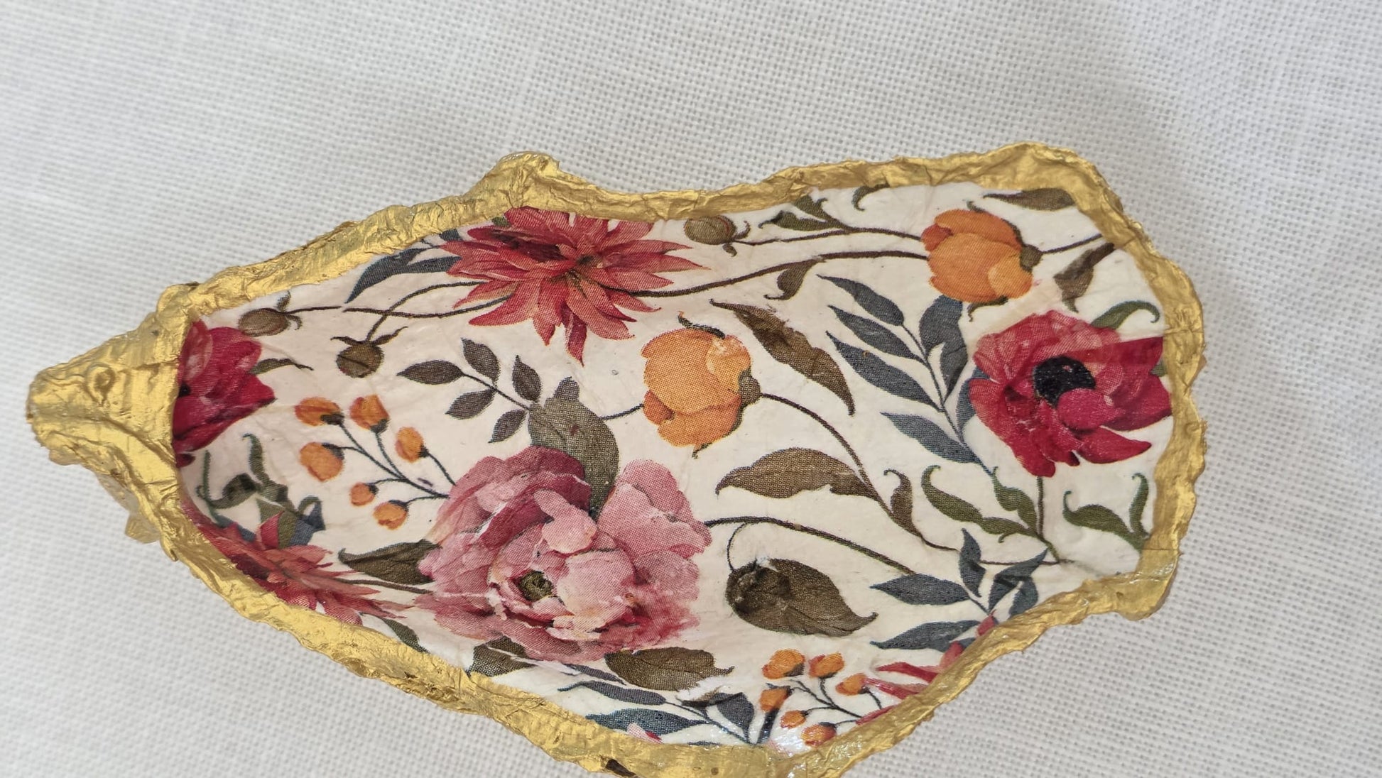 Vaciabolsillos artesanal hecho con concha de ostión decorada con 
decoupage. Ideal para decorar sobre mueble y dejar llaves, monedas, joyas...