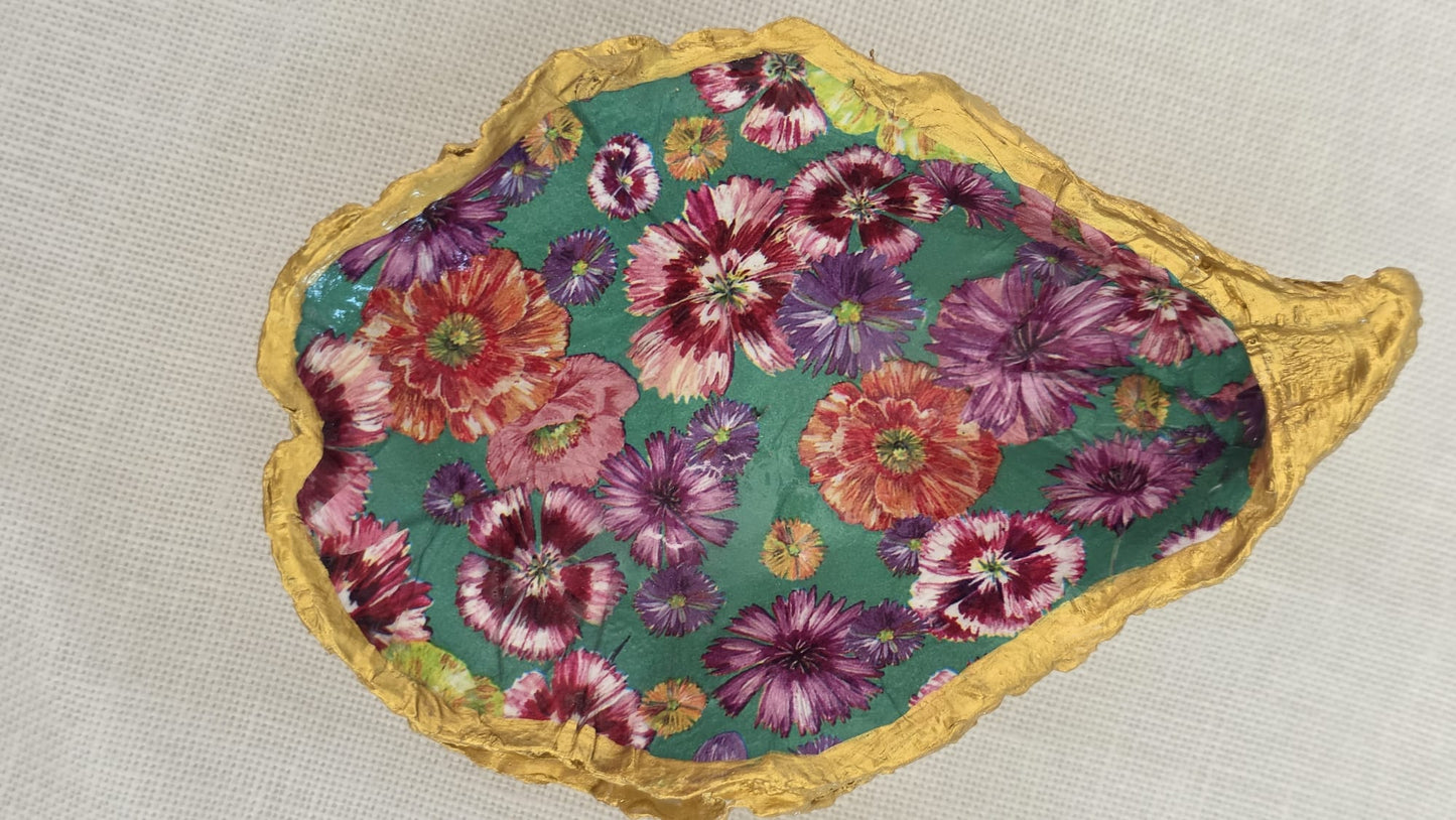 Vaciabolsillos artesanal hecho con concha de ostión decorada con 
decoupage. Ideal para decorar sobre mueble y dejar llaves, monedas, joyas...