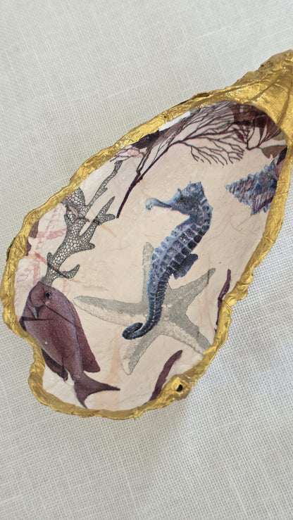 Vaciabolsillos artesanal hecho con concha de ostión decorada con 
decoupage. Ideal para decorar sobre mueble y dejar llaves, monedas, joyas...