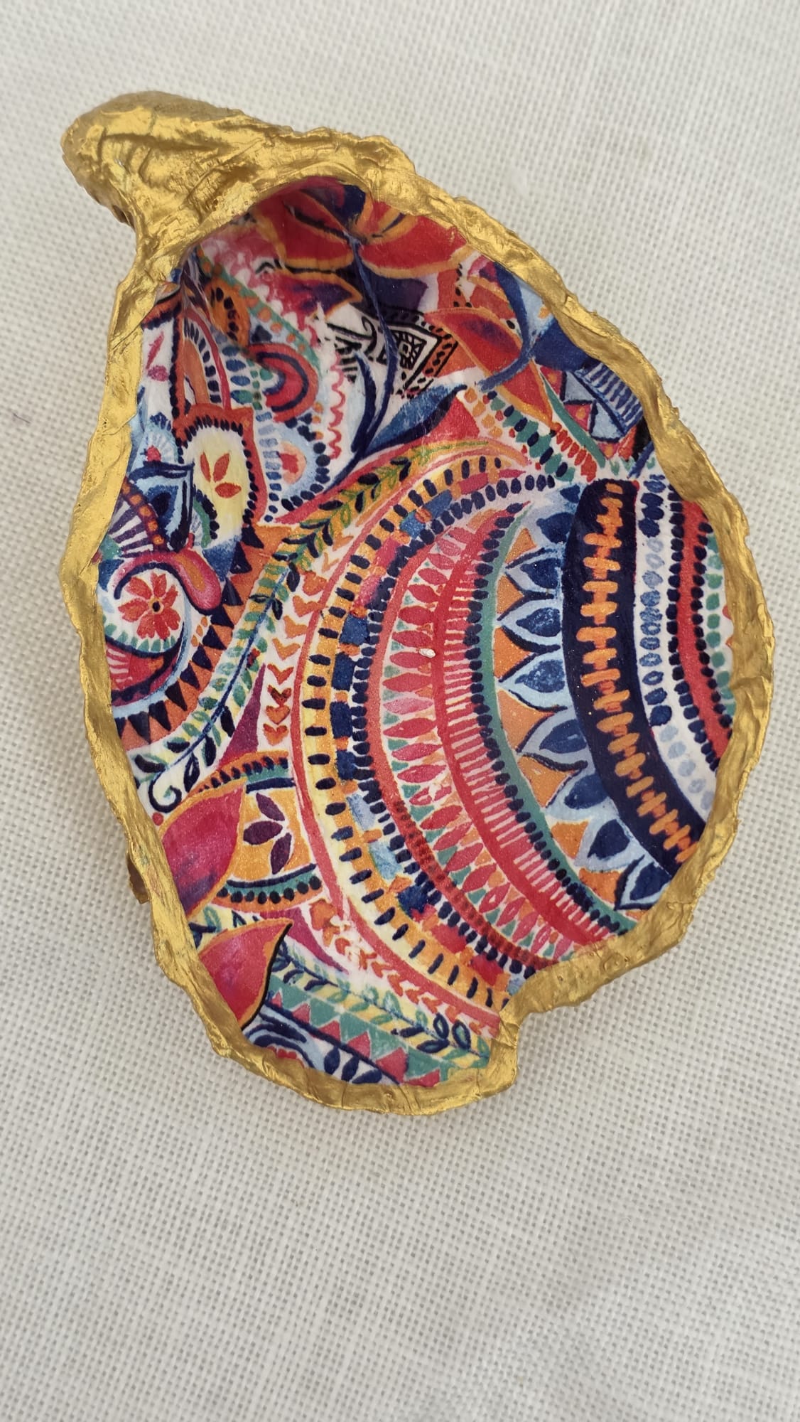 Vaciabolsillos artesanal hecho con concha de ostión decorada con 
decoupage. Ideal para decorar sobre mueble y dejar llaves, monedas, joyas...