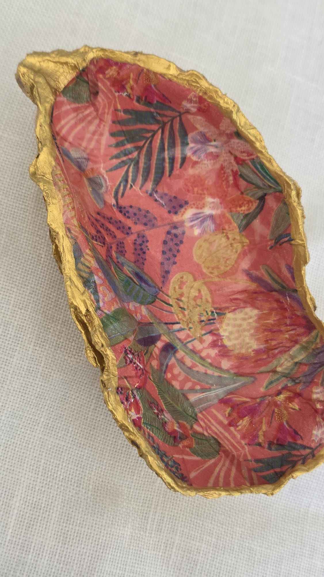 Vaciabolsillos artesanal hecho con concha de ostión decorada con 
decoupage. Ideal para decorar sobre mueble y dejar llaves, monedas, joyas...