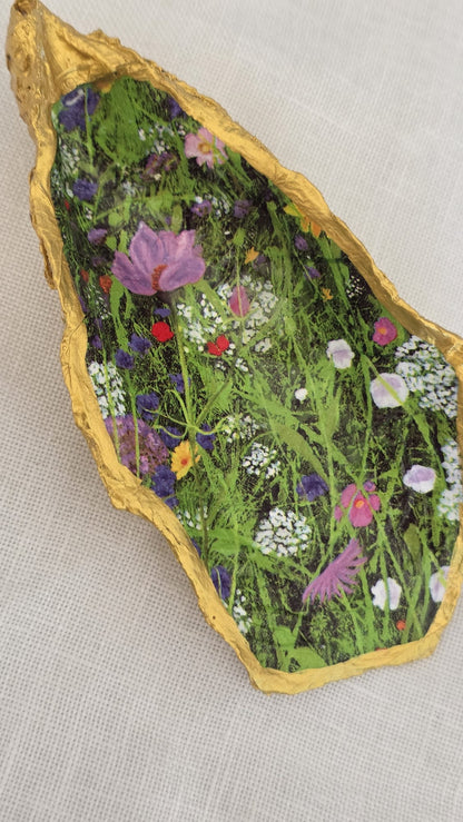 Vaciabolsillos artesanal hecho con concha de ostión decorada con 
decoupage. Ideal para decorar sobre mueble y dejar llaves, monedas, joyas...