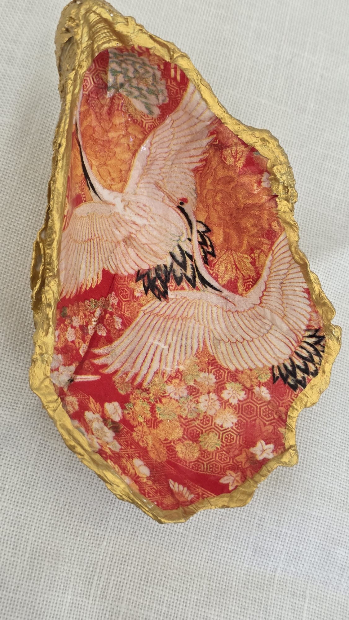 Vaciabolsillos artesanal hecho con concha de ostión decorada con 
decoupage. Ideal para decorar sobre mueble y dejar llaves, monedas, joyas...