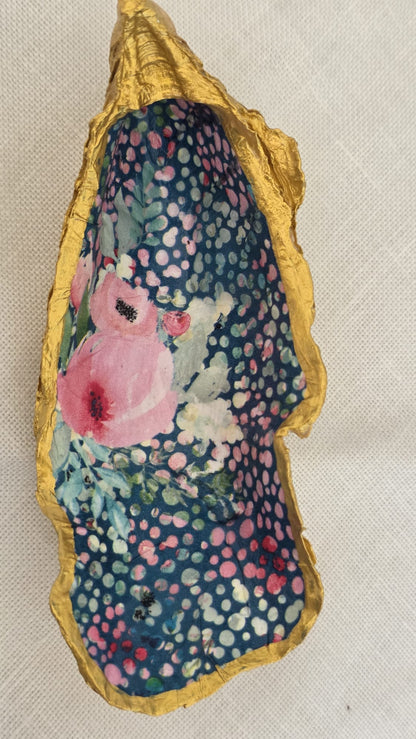 Vaciabolsillos artesanal hecho con concha de ostión decorada con 
decoupage. Ideal para decorar sobre mueble y dejar llaves, monedas, joyas...