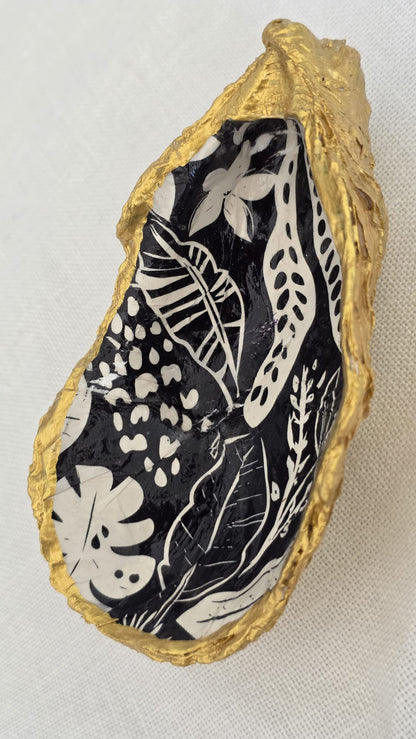 Vaciabolsillos artesanal hecho con concha de ostión decorada con 
decoupage. Ideal para decorar sobre mueble y dejar llaves, monedas, joyas...