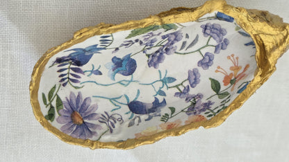 Vaciabolsillos artesanal hecho con concha de ostión decorada con 
decoupage. Ideal para decorar sobre mueble y dejar llaves, monedas, joyas...