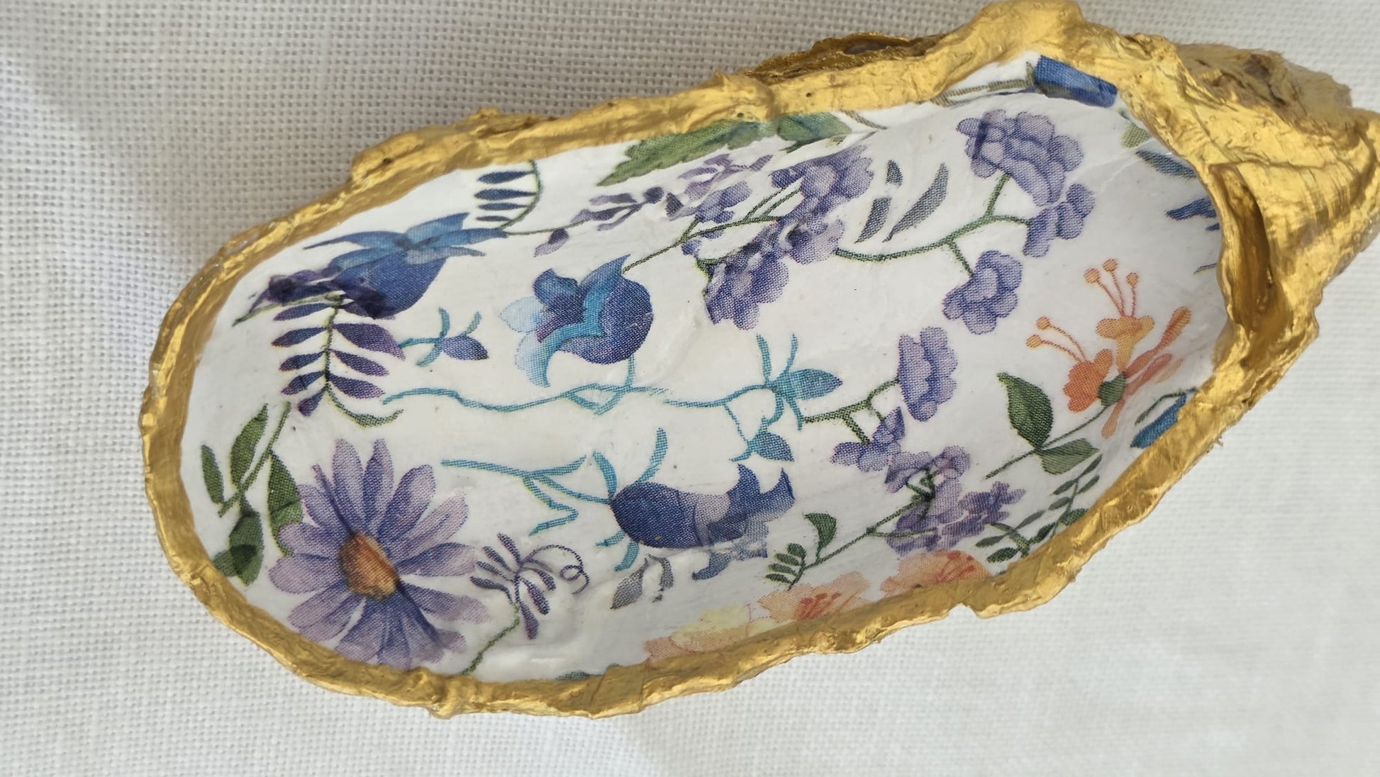 Vaciabolsillos artesanal hecho con concha de ostión decorada con 
decoupage. Ideal para decorar sobre mueble y dejar llaves, monedas, joyas...